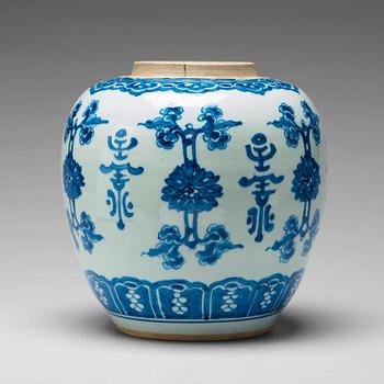 A large blue and white jar, Qing dynasty, Kangxi (1662-1722).