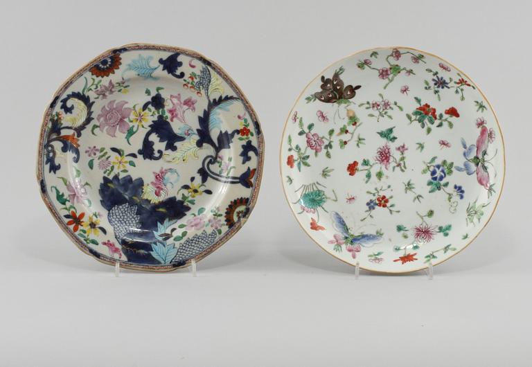 TALLRIKAR, 2 st, porslin, Kina, 1700-tal samt tidigt 1900-tal.