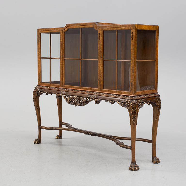 a English vitrine cabinet from the first half of the 20th century.