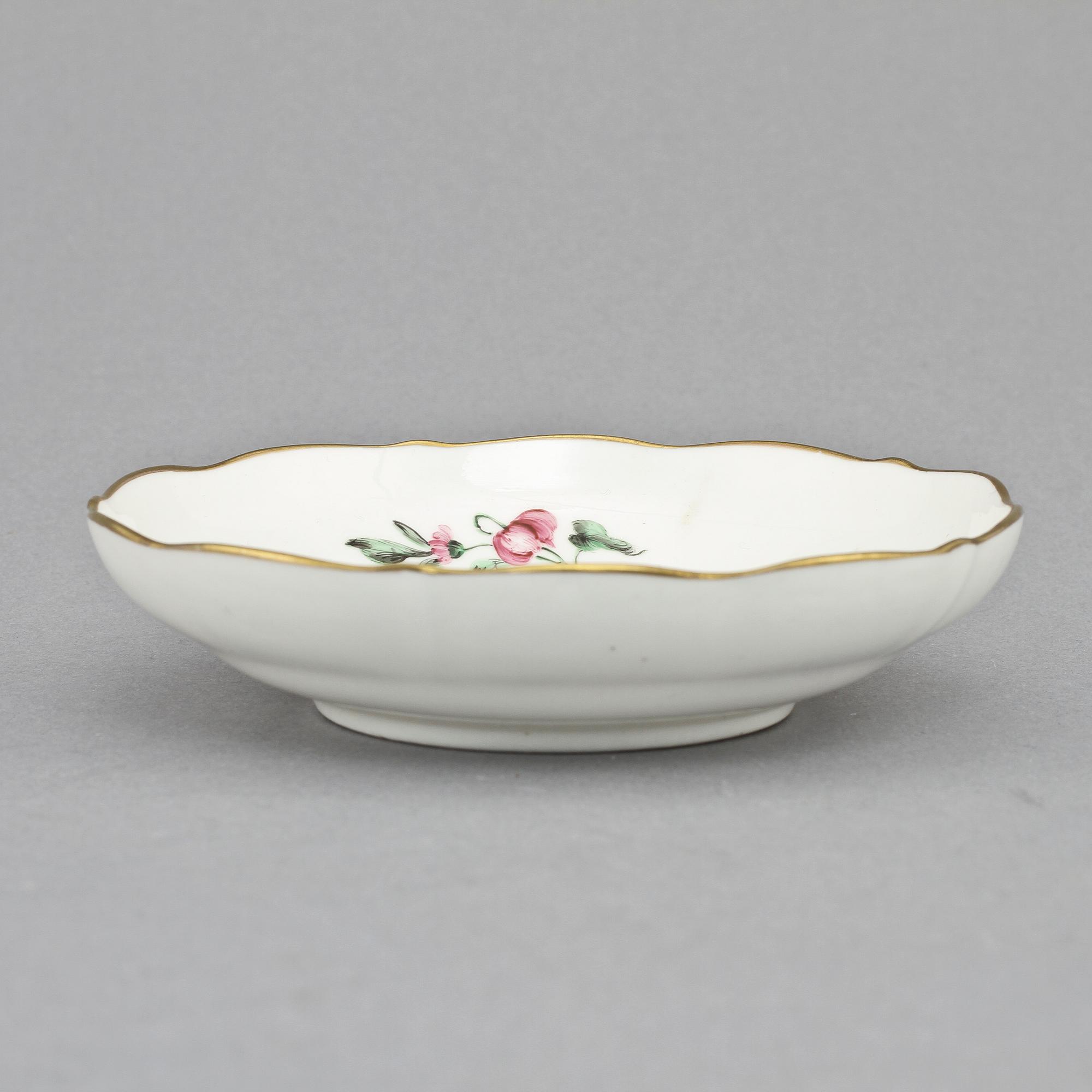 KAFFEKOPPAR MED FAT, 5 st samt FAT, porslin, Rörstrand, omkring 1890.