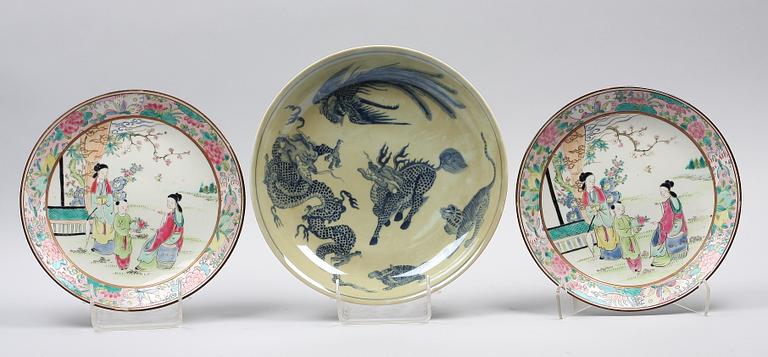 TALLRIKAR samt FAT, 3 st, porslin, Kina. 1900-talets första hälft.