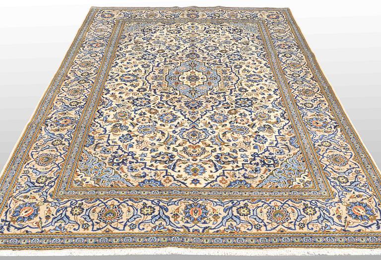 A CARPET Kashan, ca 305 x 200 cm.