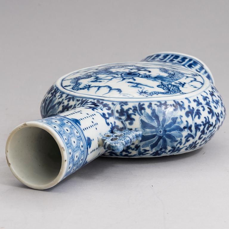 A blue and white moon flask, Qing dynasty, 19th Century.