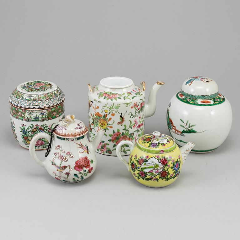 A set of three teapots and two tea caddies, China, 18th/20th Century.