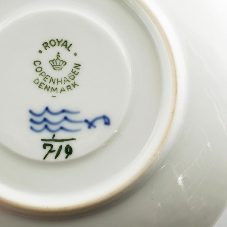 24 pieces of Musselmalet porcelain, made by Royal Copenhagen, 20th  century.