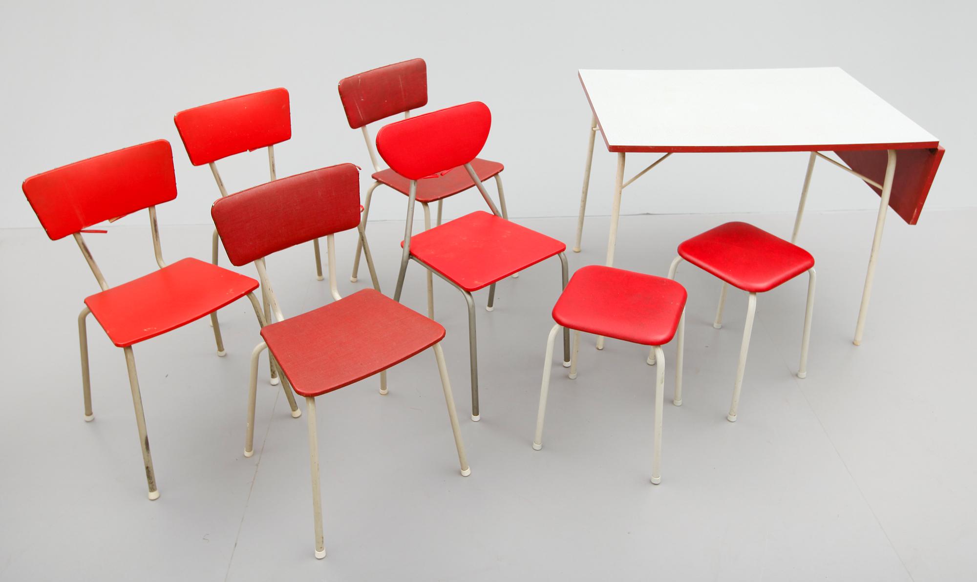 BORD, STOLAR OCH PALLAR, 8 delar, 1950-tal.