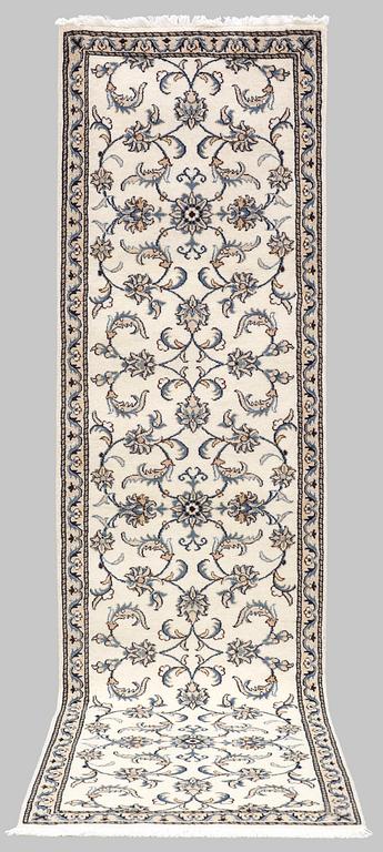 A Nain runner, approx. 286 x 80 cm.