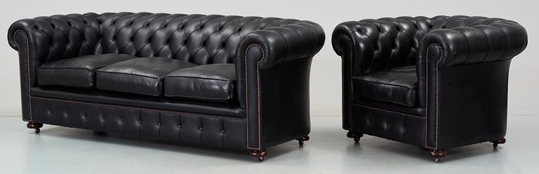SOFFA OCH FÅTÖLJ, s.k. chesterfieldmodell, Claridge, England, 2000-tal.