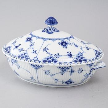 A porcelain tableware set of 69 pcs, "Musselmalet" by Royal Copenhagen, second half of the 20th century.