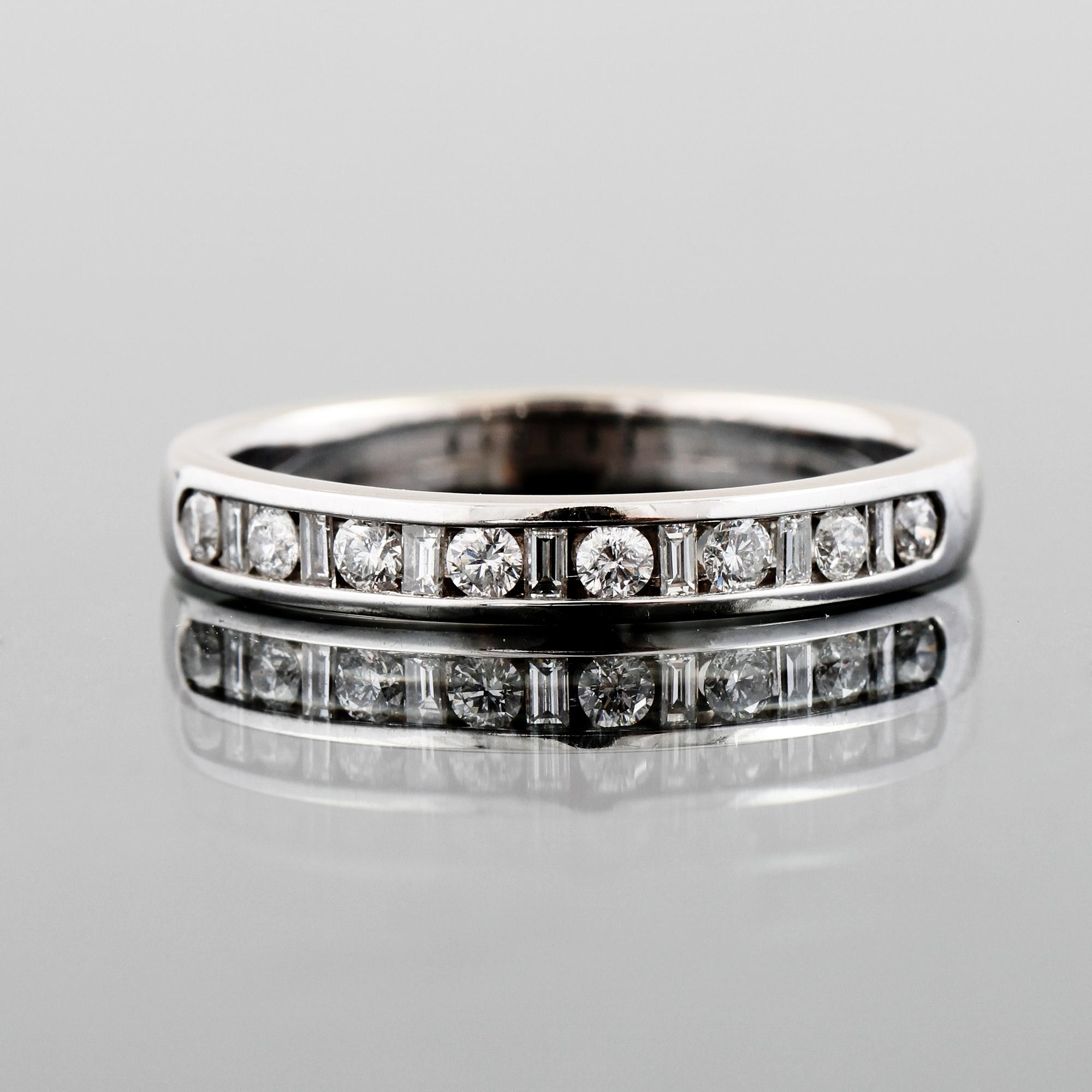 RING, 14K vitguld med 8 briljant och 7 baguettslipade diamanter, ca 0.50 ct. Vikt 4,0 g.