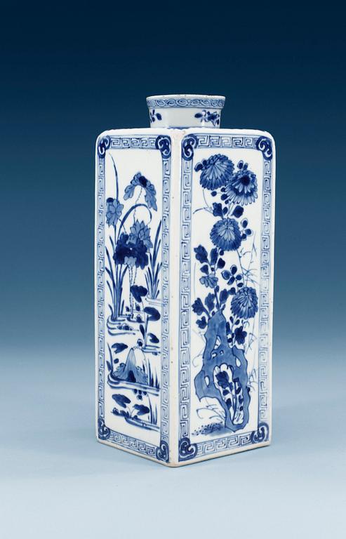 A blue and white square flask, Qing dynasty, Kangxi (1662-1722).