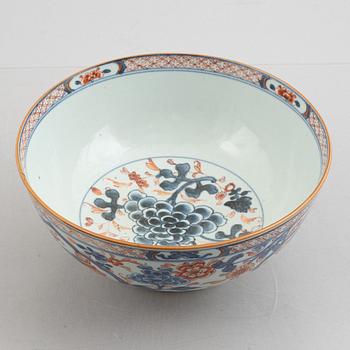 An Imari porcelain bowl and four plates, China, qing dynasty, 18th century.