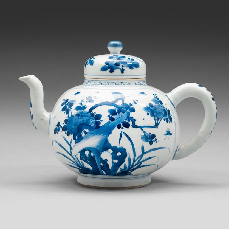 An unusually large blue and white punsch pot with cover. Qing dynasty, Kangxi (1662-1722).