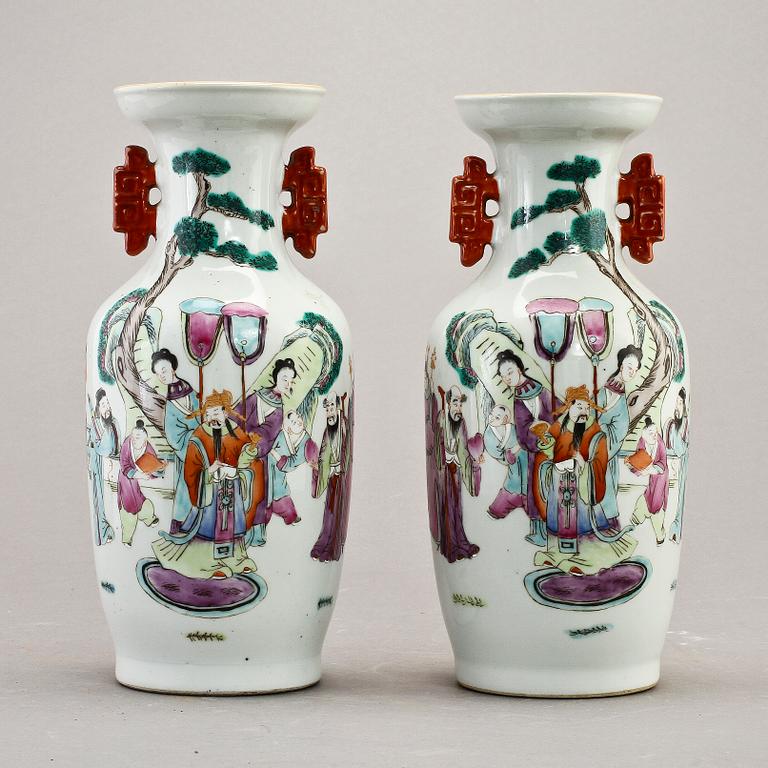 URNOR, ett par, porslin, Kina, 1900-tal.