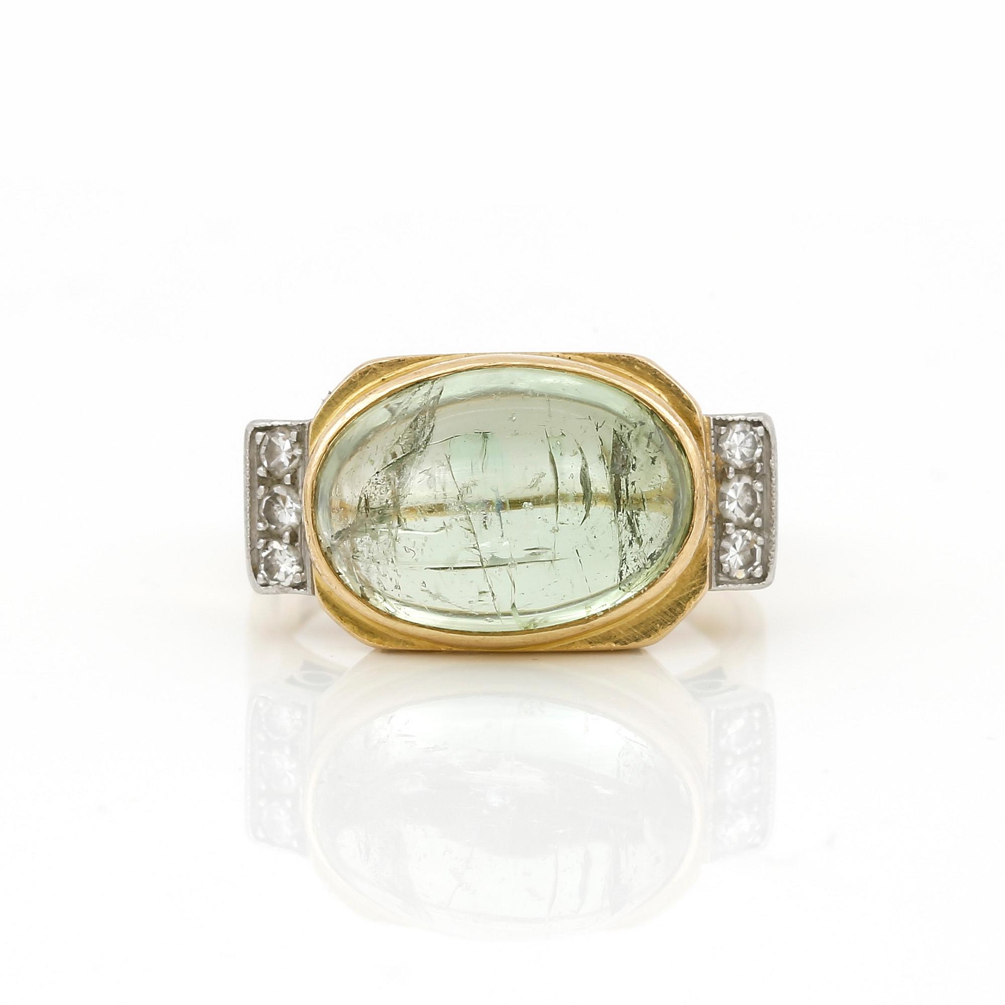RING, 18K guld med åttkantslipade diamanter ca 0,12 ct och cabochonslipad grön turmalin, ca 8,04 ct. Vikt ca 8,01 g.