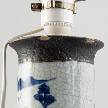 A group of four blue and white table lampa, Qingdynasty, circa 1900.