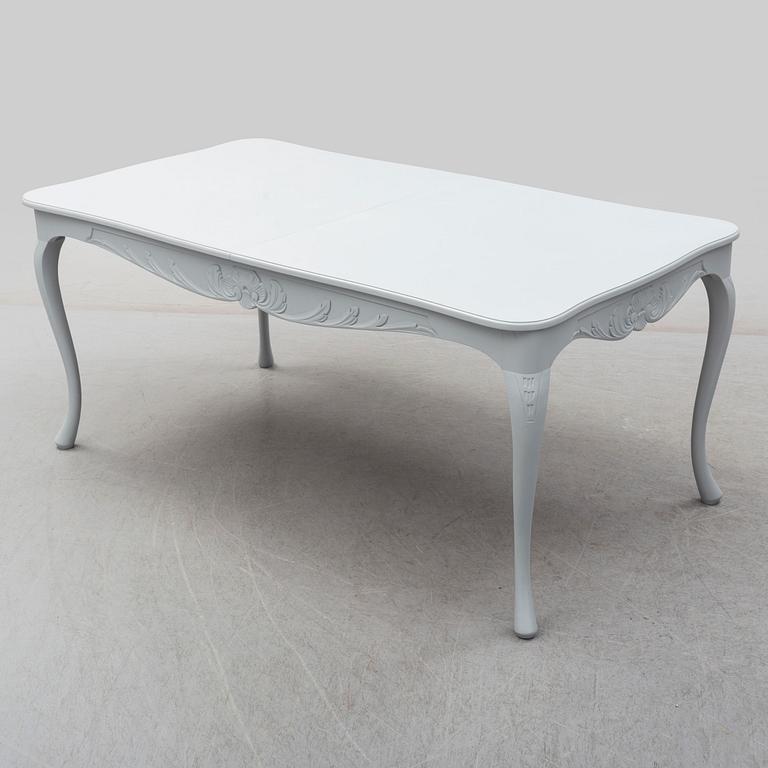 A rococo style dining table and six chairs, end of 20th century.