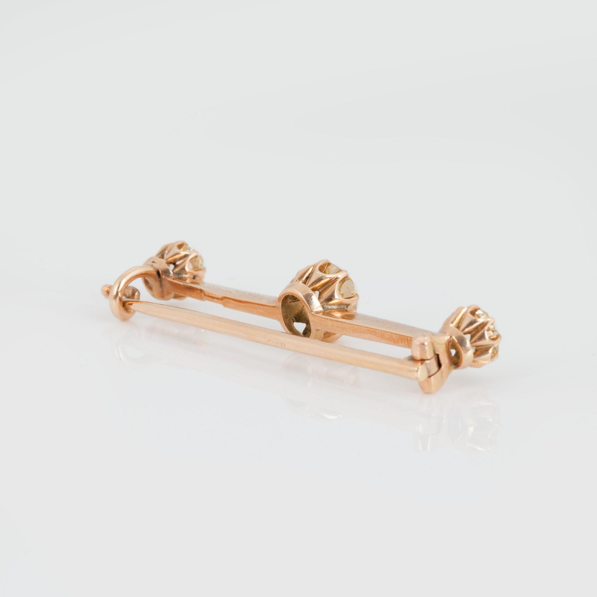 BROSCH med tre gammalslipade diamanter.