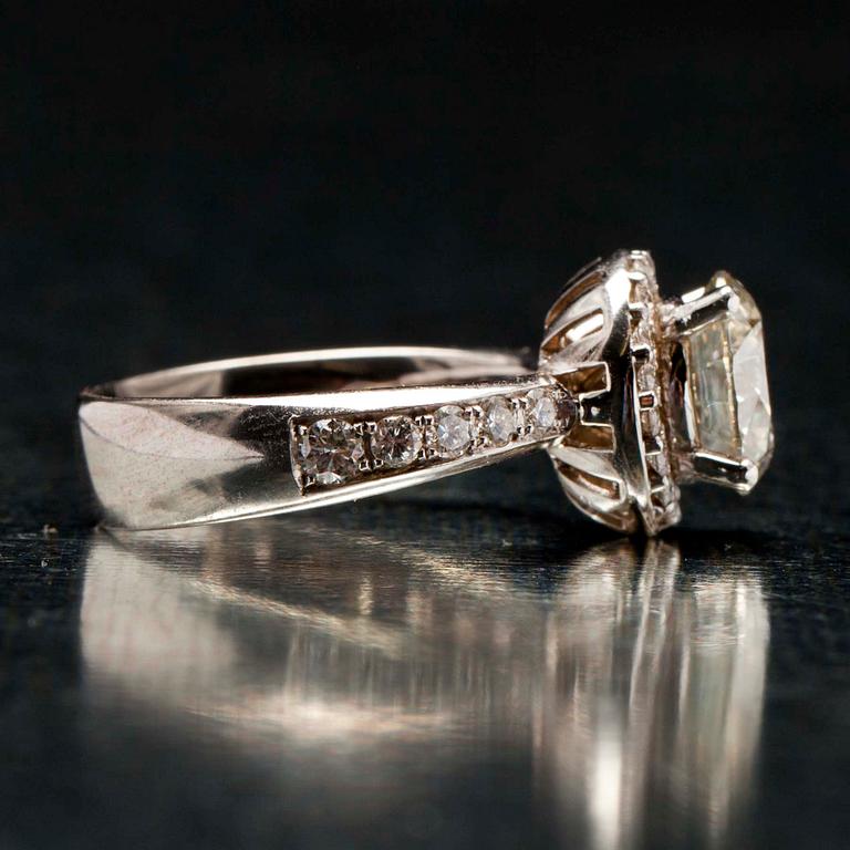 RING, vitguld 18K, briljantslipade diamanter, mittsten 2,60 ct + 0,62 ct. Vikt 8,2 g.
