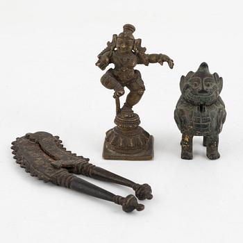 Gudom, mässing, Indien, circa 1900. Rökelsekar med lock brons, samt ett instrument, båda 1900-tal.