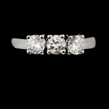 RING, 18K vitguld, 3 briljantslipade diamanter tot ca 1.15 ct.