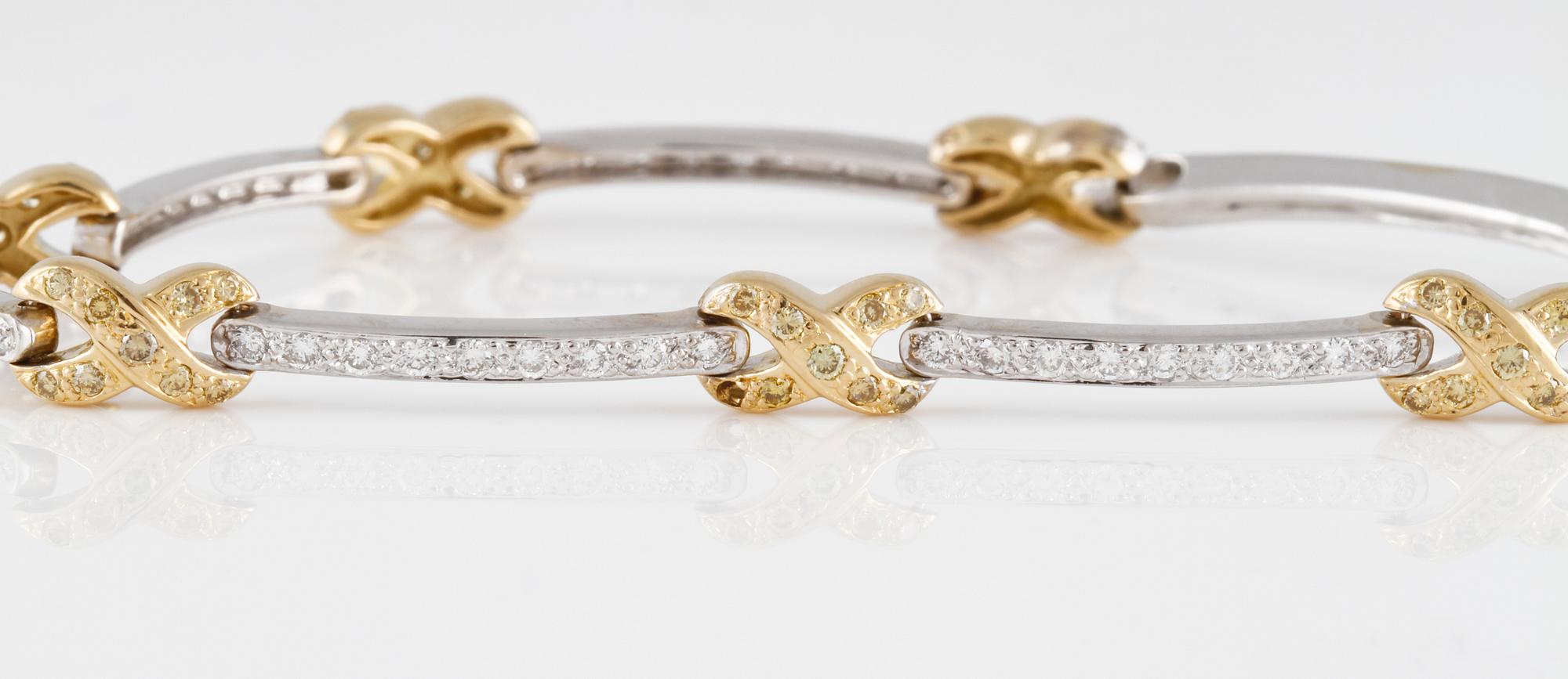 ARMBAND, 14K guld och vitguld med briljantslipade vita och gula diamanter ca 1.30 ct.  Vikt 12,7 gram.