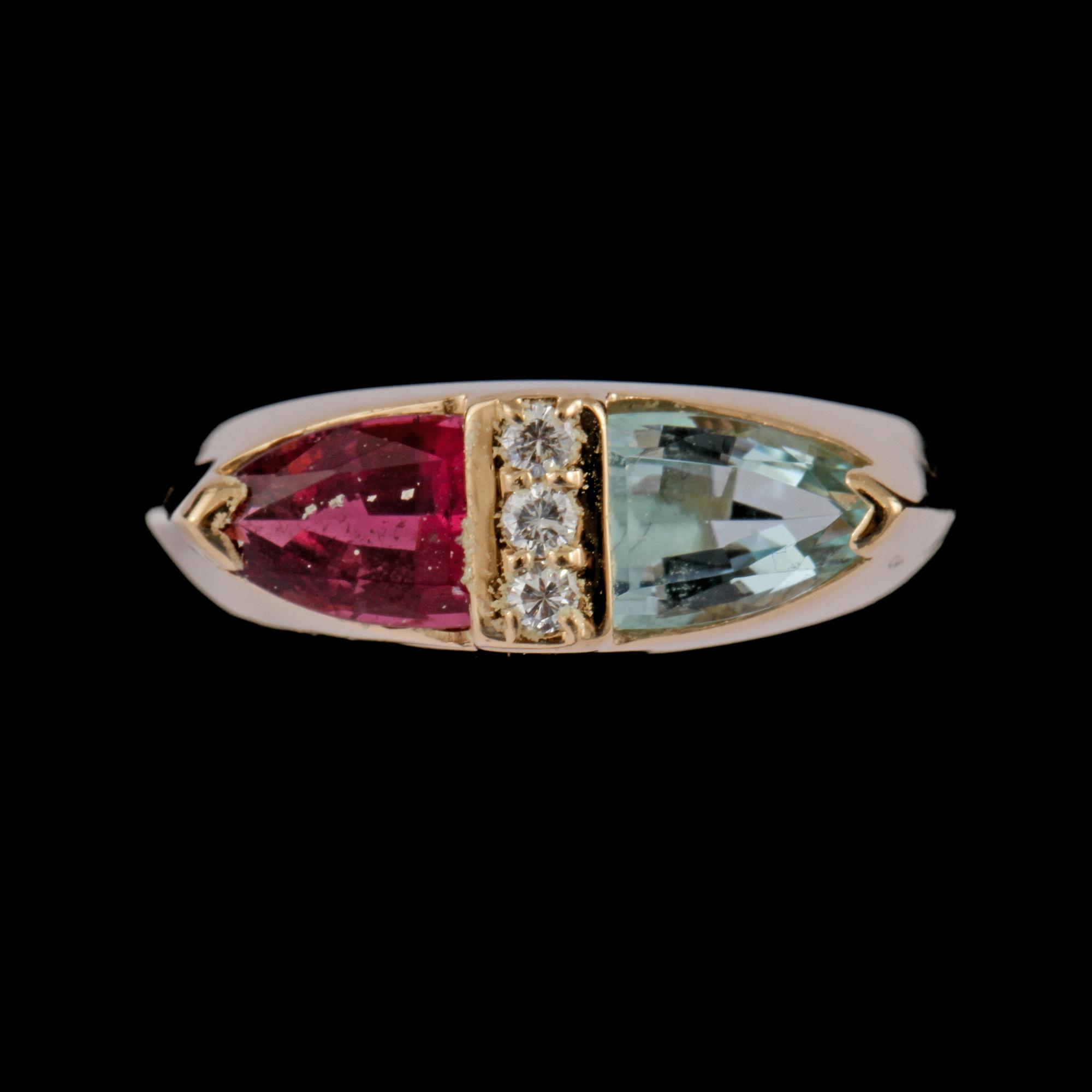 RING, 14k guld med 3 briljantslipade diamanter, ca 0.03 ct samt triangelslipade färgade stenar, stämplad B&H. Vikt 4 g.
