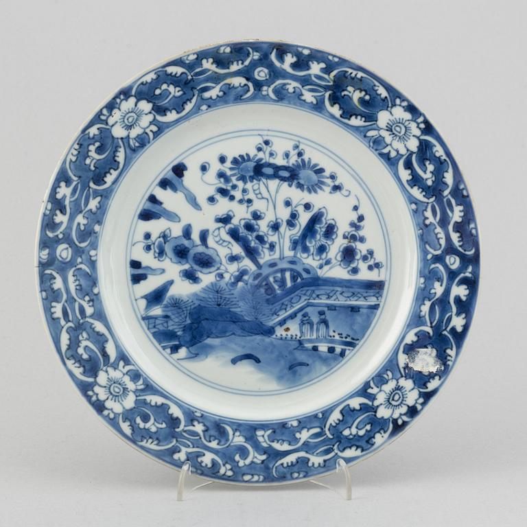 A set with 3 blue and white dinner plates, early 18th Century.