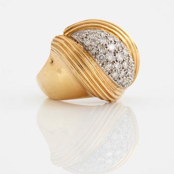 An 18K gold ring set with round brilliant-cut diamonds.