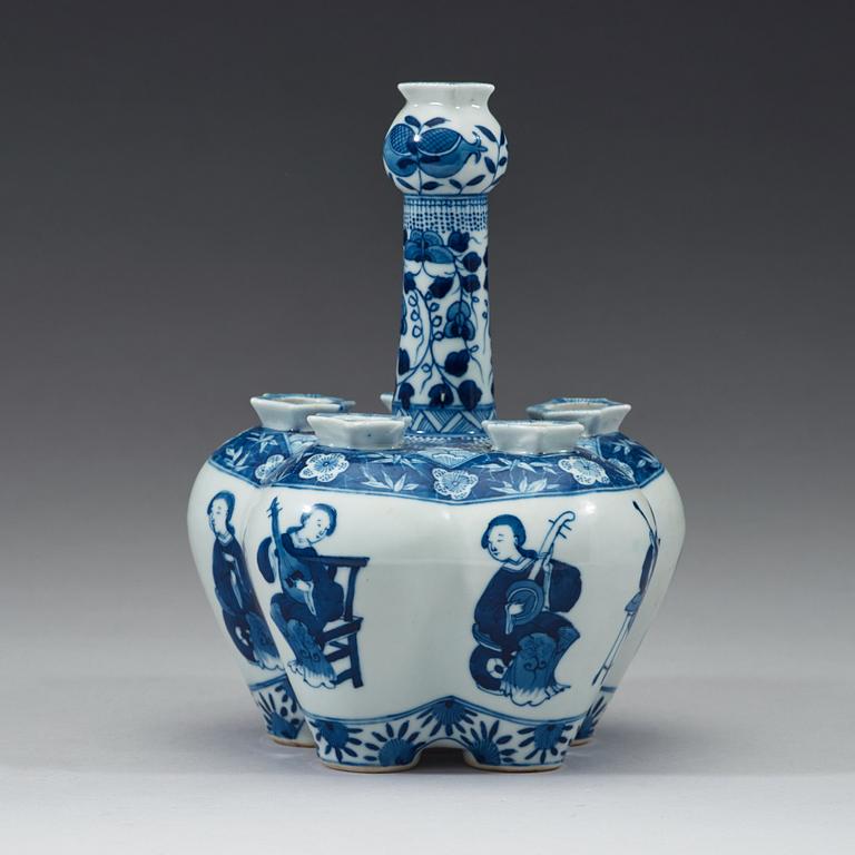 A blue and white tulip vase with female musicians, Qing dynasty, 19th Century.