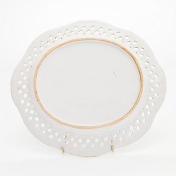 Kulho, maljakko ja vati, posliinia. Kiina, 1700/1900-luku. Sekä kulho, cloisonné. Japani, 1900-luvun alku.