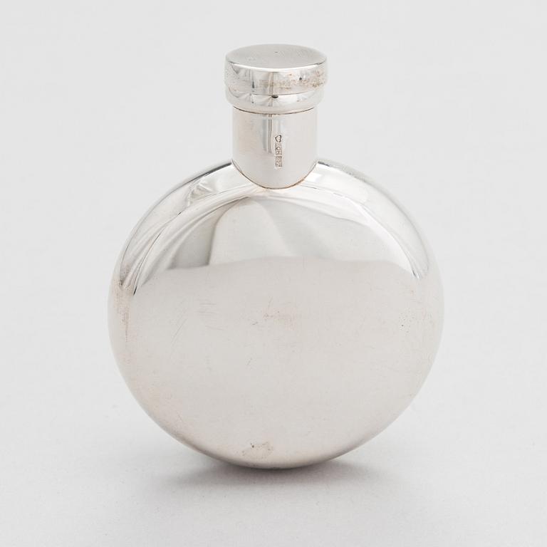Pekka Piekäinen, A sterling silver pocket flask. Platinoro, Turku.