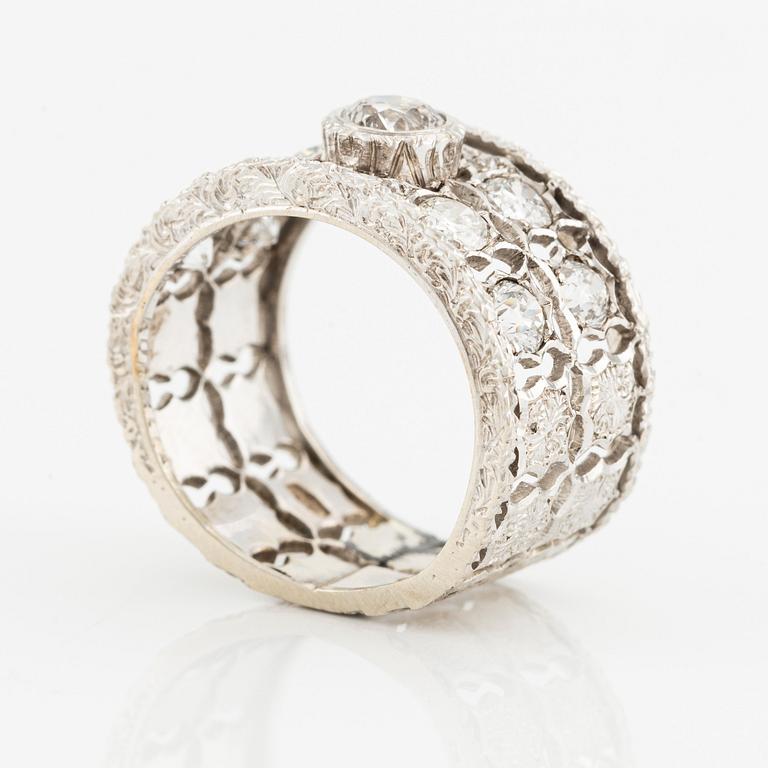 A ring in 18K white gold with old-cut diamonds, Buccellati.