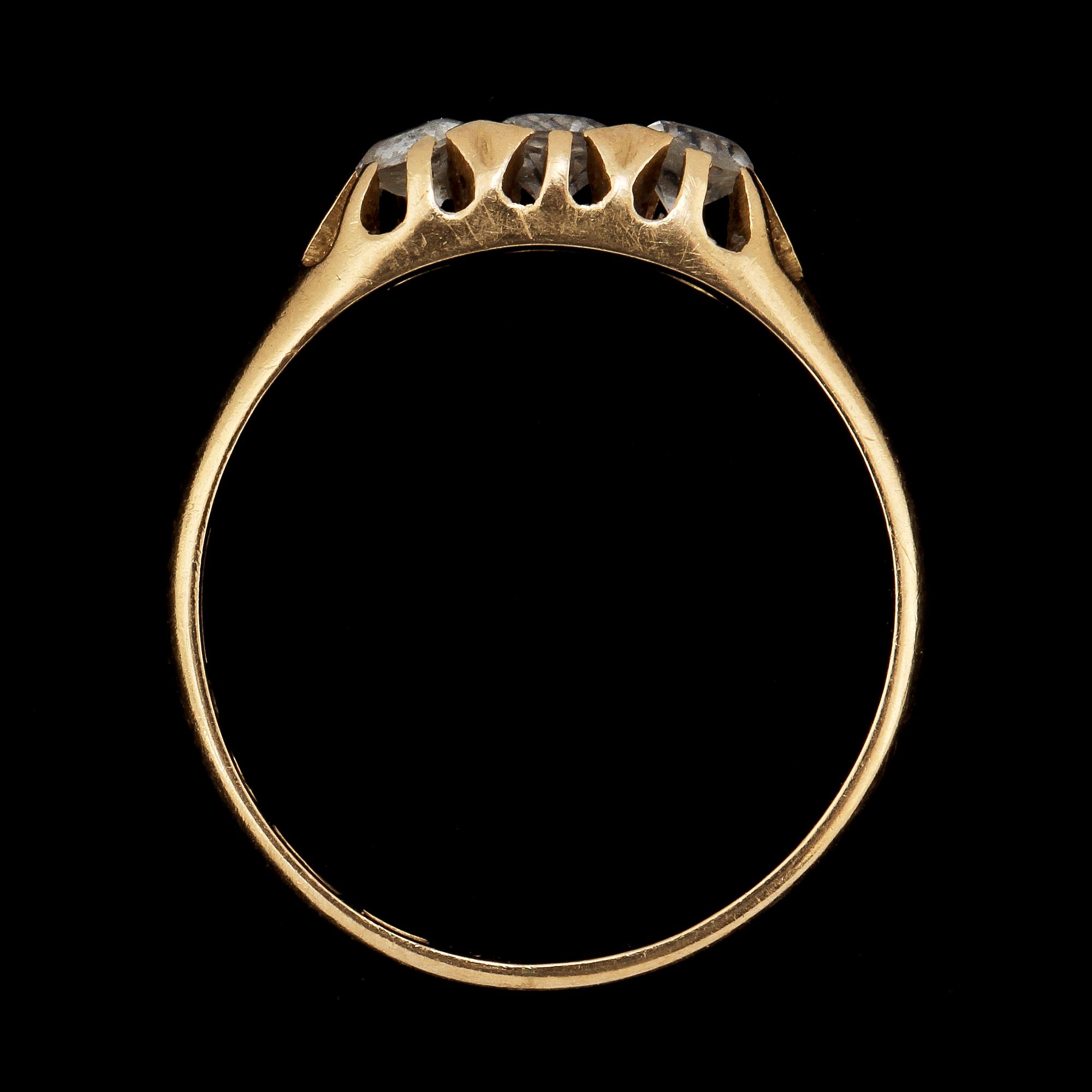RING, 18k guld med 3 fasettslipade vita stenar, Falköping, 1952. Vikt 2 g.