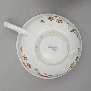 KAFFEKOPP MED FAT, 2 st. Porslin, Meissen samt Meissenliknande märke. Omkring år 1900.