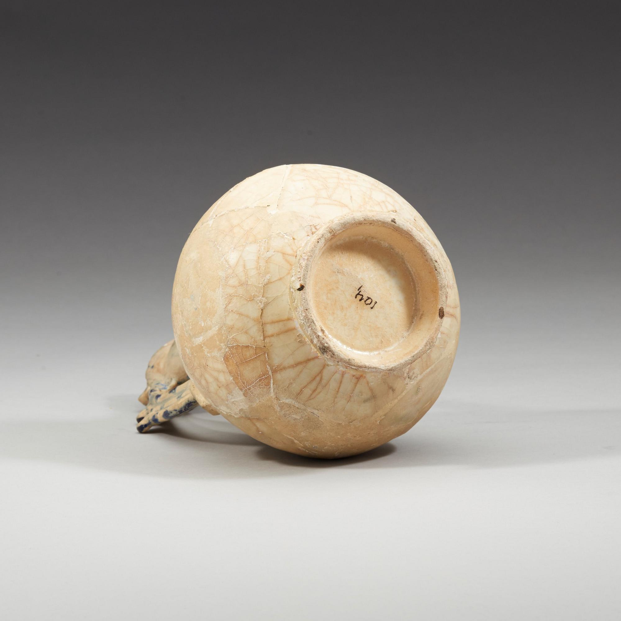 KANNA. Lergods. Sannolikt Keshan 1100-1200-tal, Iran. Höjd 27 cm.