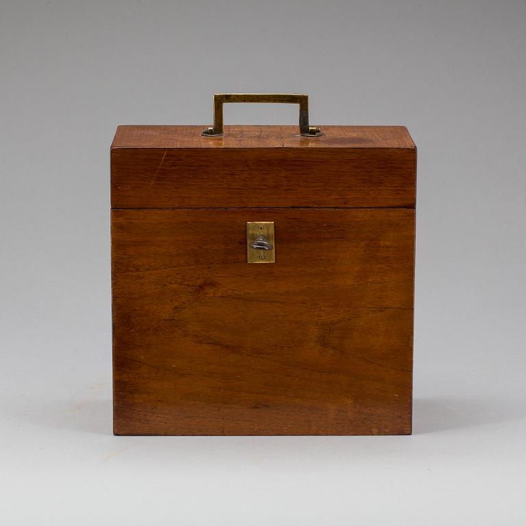SCHATULL med FLASKOR, 1800-talets mitt.