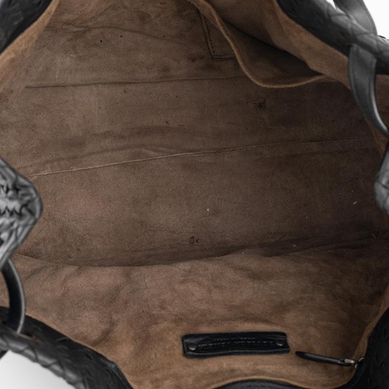 Bottega Veneta, a 'Medium Garda' bag.