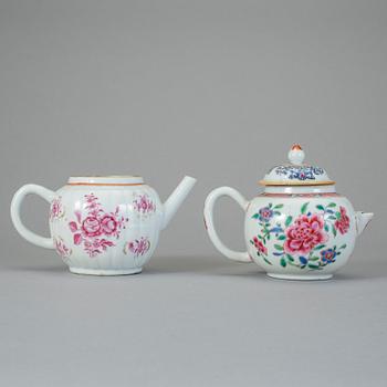 TEKANNOR, 2 st, porslin, Qingdynastin, Qianlong (1736-95).