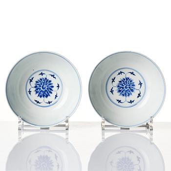 A pair of blue and white lotus bowls, Qing dynasty, Guangxu (1875-1908).