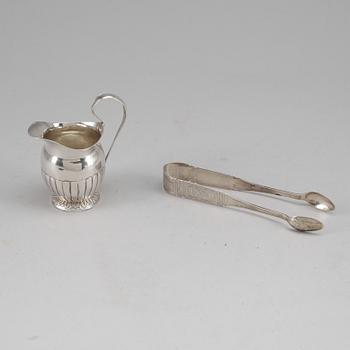 GRÄDDKANNA samt SOCKERTÅNG, silver, bland annat Petter Norlin, Malmö, 1803. Vikt ca 80 gram.