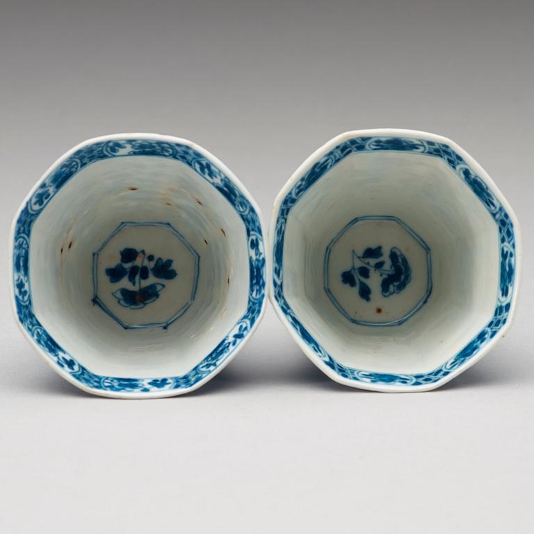 KOPPAR med FAT, ett par, porslin. Qingdynastin Kangxi (1662-1722).