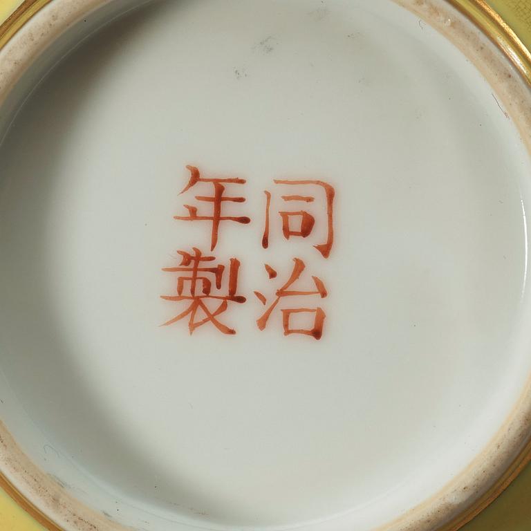 SKÅL, porslin. Qing dynastin, med Tongzhis fyra karaktärers märke.