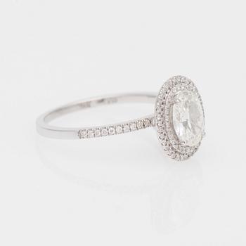 RING, vitguld 14K, ovalslipad diamant ca 1,01 ct. Små diamanter tot. ca 0,80 ct.