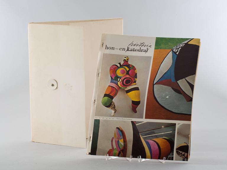 NIKI DE SAINT PHALLE. Del av installationen "Hon". Sign Niki de Saint Phalle, P.O Ultvedt, Jean Tinguely o numr 13/150.