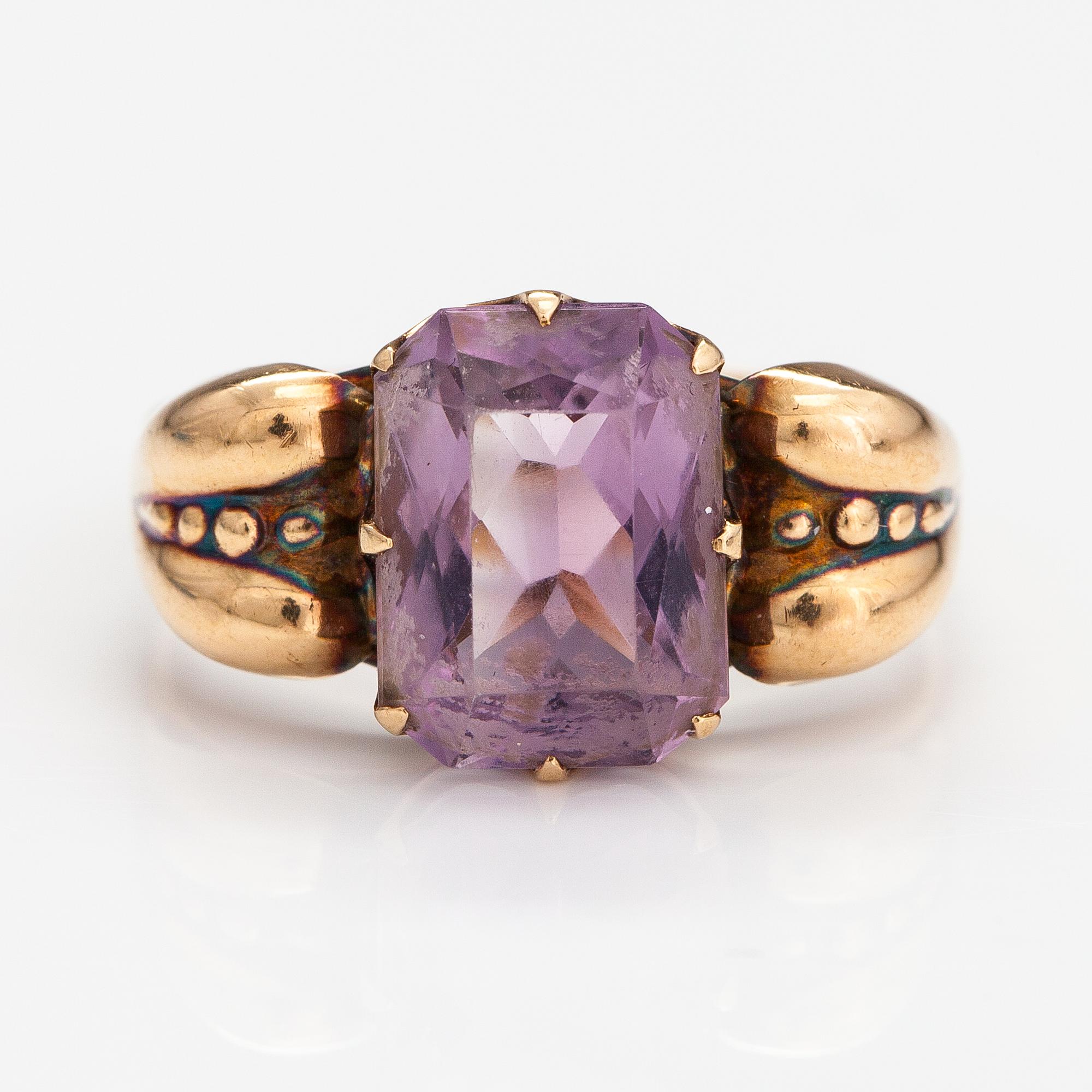 A 14K gold ring with an amethyst. Rikhard N. Sund, Helsinki 1953.