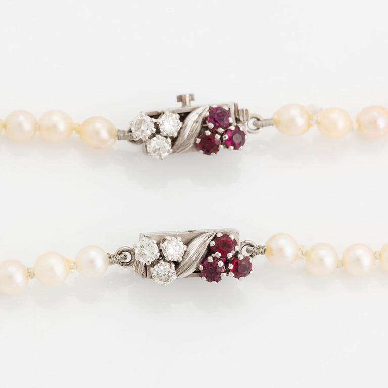 WA Bolin två collier odlade pärlor lås 18K vitguld med runda briljantslipade diamanter och rubiner.