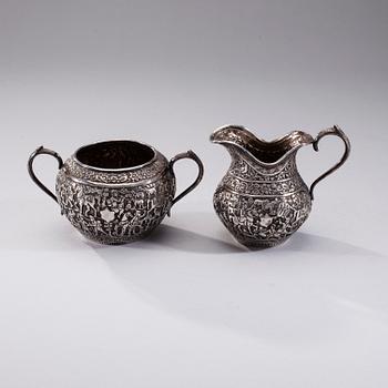 SOCKERSKÅL OCH MJÖLKKANNA, silver, Mellanöstern, 1900-talets senare hälft. Totalvikt 477 g.