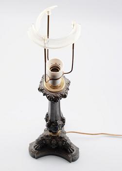 BORDSLAMPA, patinerad metall, empirestil, 1800-talets andra hälft.