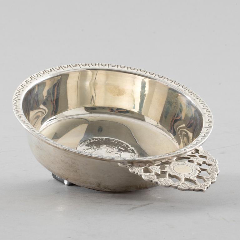 KÅSA, silver, W.A. Bolin, Stockholm, 1946, vikt ca 160g.